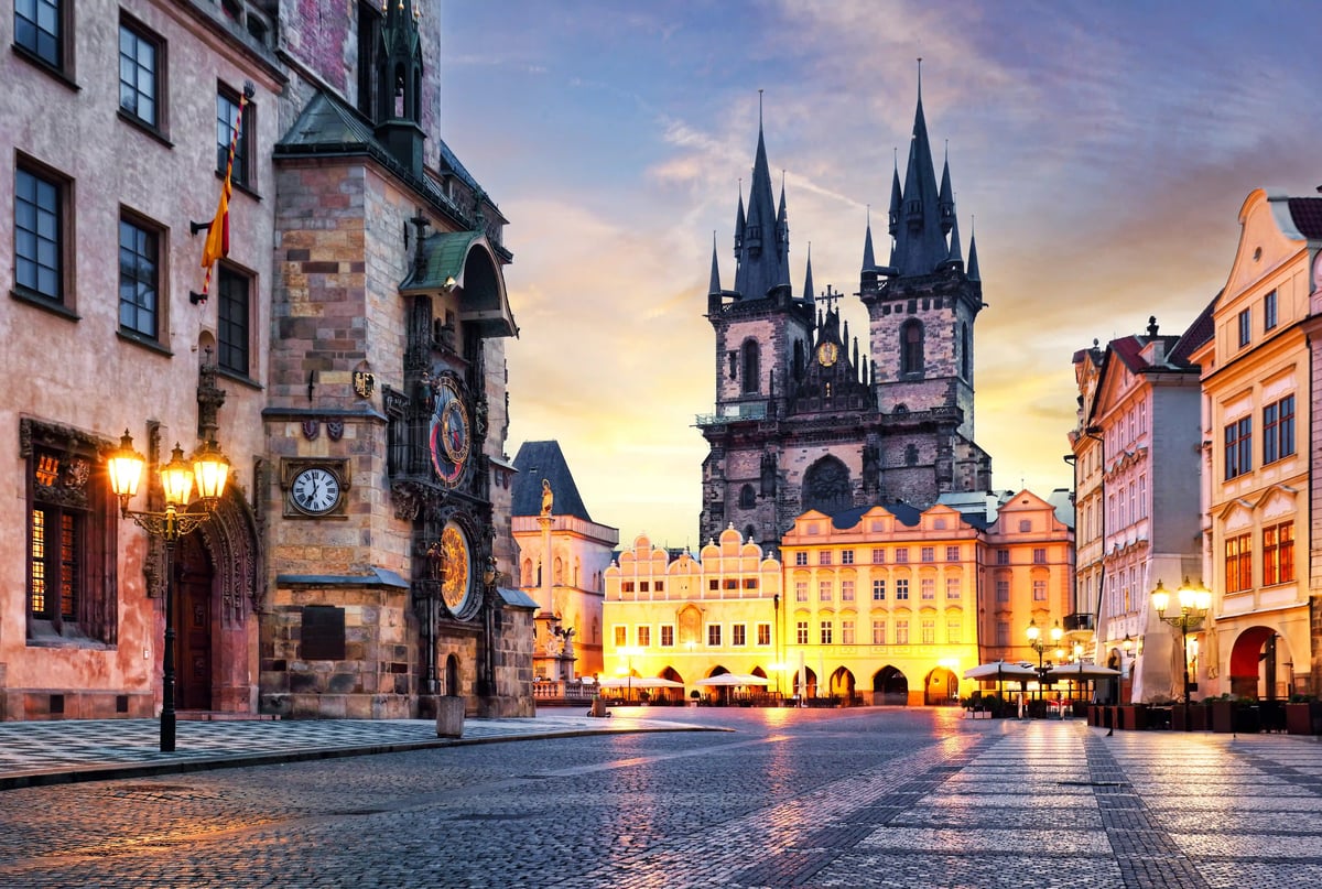 Altstädter Ring in Prag mit Astronomischer Uhr, Teynkirche und historischen Fassaden bei Sonnenuntergang