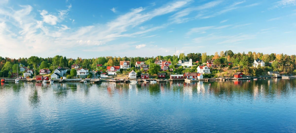 Weitläufiger Blick über den Stockholmer Schärengarten mit Inseln, Häusern und ruhigem Wasser