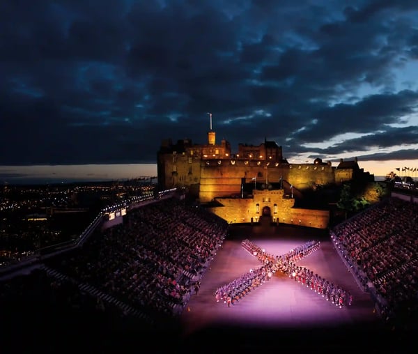 Abendveranstaltung beim Edinburgh Military Tattoo mit beleuchteter Burg und Formation auf dem Platz