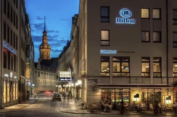 Strasse in Dresden bei Nacht mit Blick auf Frauenkirche und Hotel