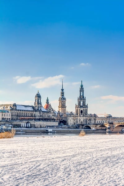 Dresdner Altstadt im Winter mit Schnee und Blick auf historische Bauwerke