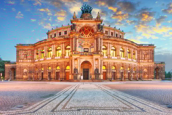 Semperoper in Dresden bei Abendlicht mit beleuchteter Fassade