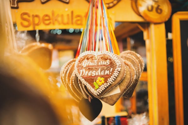 Lebkuchenherzen mit Schriftzug Gruss aus Dresden an einem Marktstand