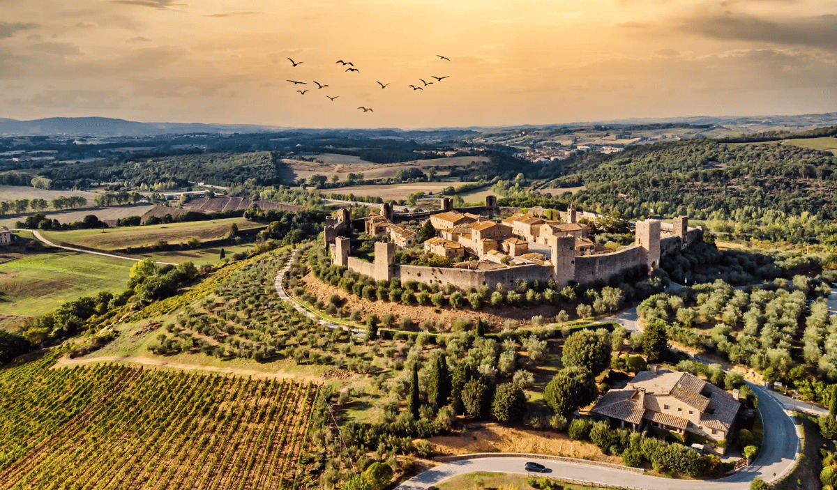 Mittelalterliches Monteriggioni mit vollständig erhaltener Stadtmauer inmitten der toskanischen Hügellandschaft.