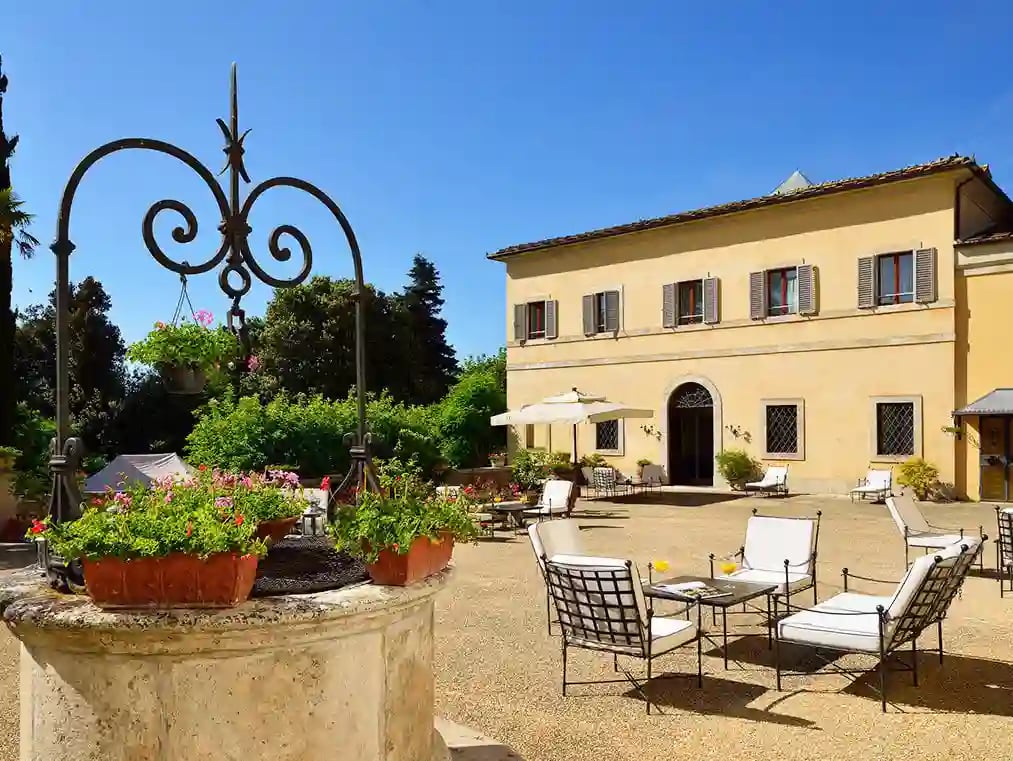 Gartenanlage und Innenhof der Villa Sabolini mit stilvollen Sitzplätzen zum Entspannen.