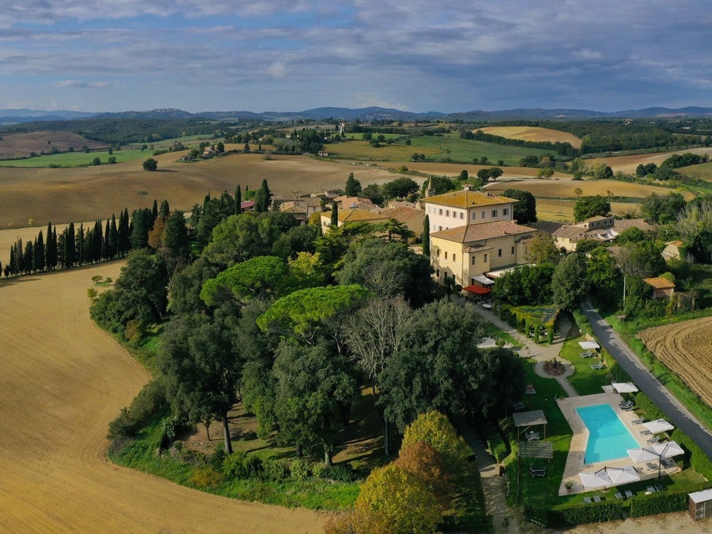 Luftaufnahme der Villa Sabolini mit Pool, Gartenanlage und toskanischer Hügellandschaft.