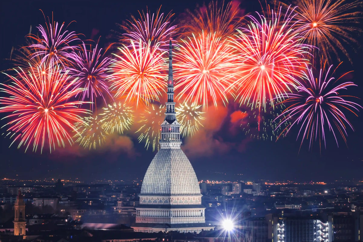 Feuerwerk über Turin mit Mole Antonelliana und beleuchteter Stadt