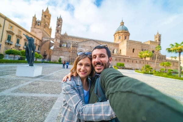 Glückliches Paar macht ein Selfie vor historischer Kathedrale in Palermo