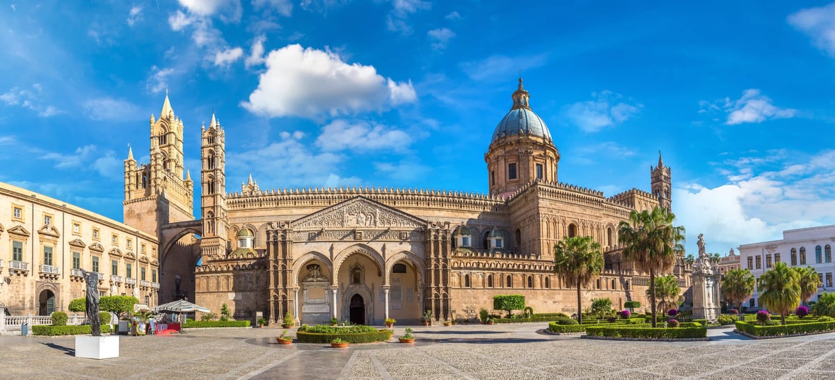 Panoramablick auf die Kathedrale von Palermo mit Kuppel, Türmern und Vorplatz