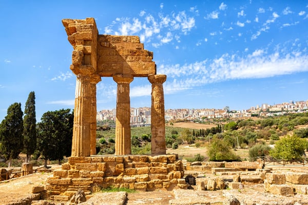 Antike Tempelruine von Agrigento mit Säulen vor Landschaft und blauem Himmel