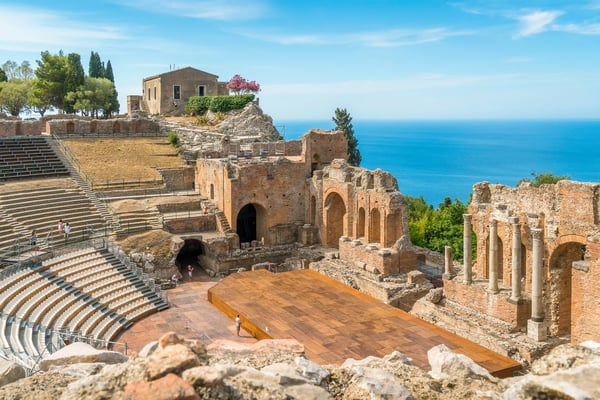 Antikes Theater von Taormina mit Bühne, Zuschauerrängen und Blick auf das Meer