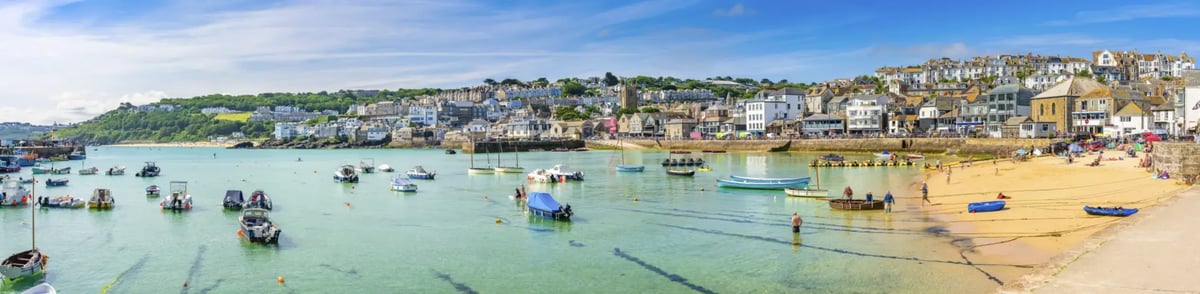 Hafen von St. Ives mit Sandstrand, Booten und Küstenort in Cornwall