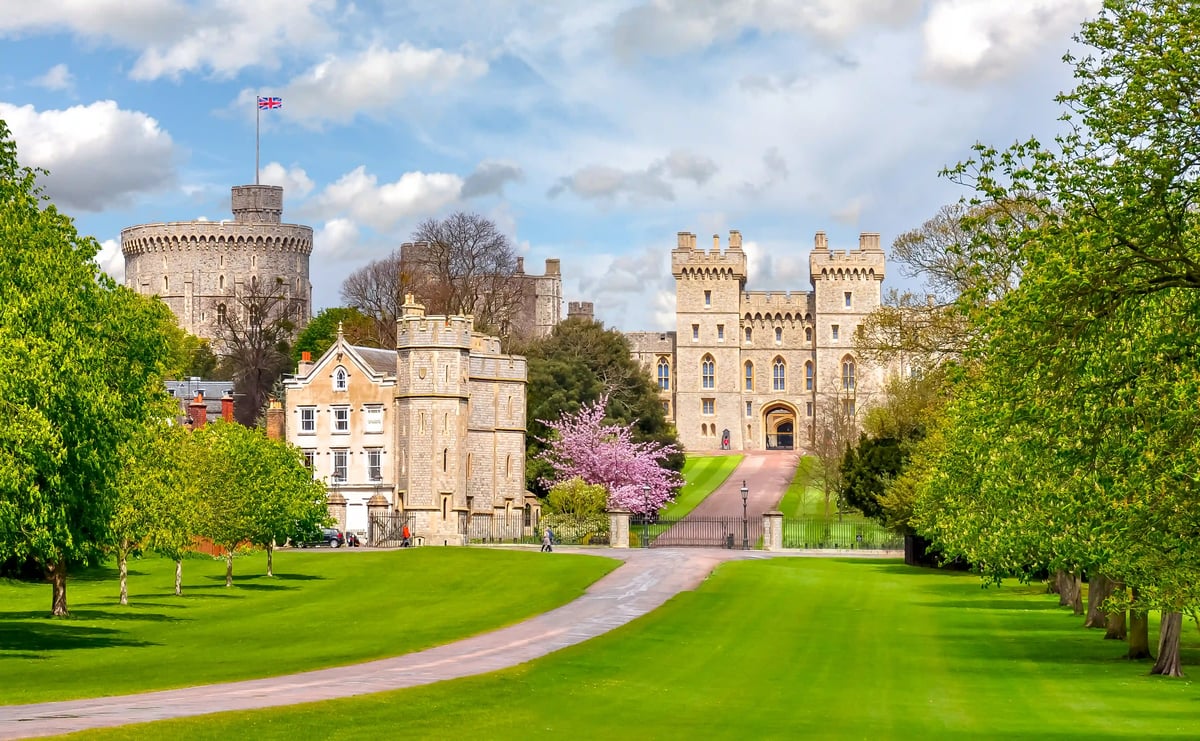 Windsor Castle mit Parkanlage, Zufahrtsallee und blühenden Bäumen im Frühling