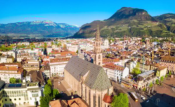 Blick auf Bozen mit Dom, Altstadt und umliegenden Bergen aus der Vogelperspektive