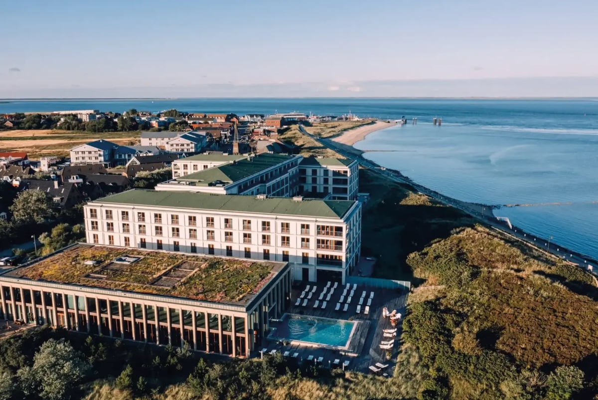 Modernes Hotelresort liegt direkt an der Küste mit Blick auf Meer und Strand