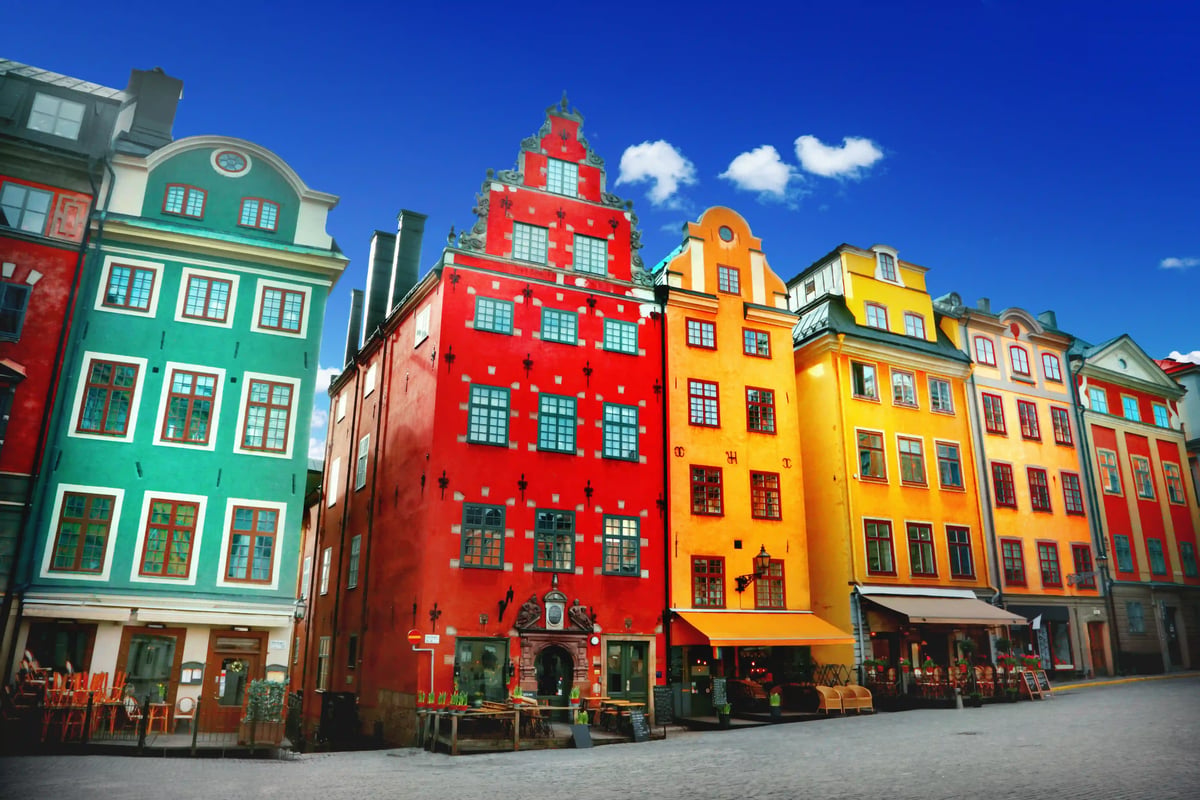Historische Gebäude mit bunten Fassaden in der Altstadt von Stockholm bei blauem Himmel