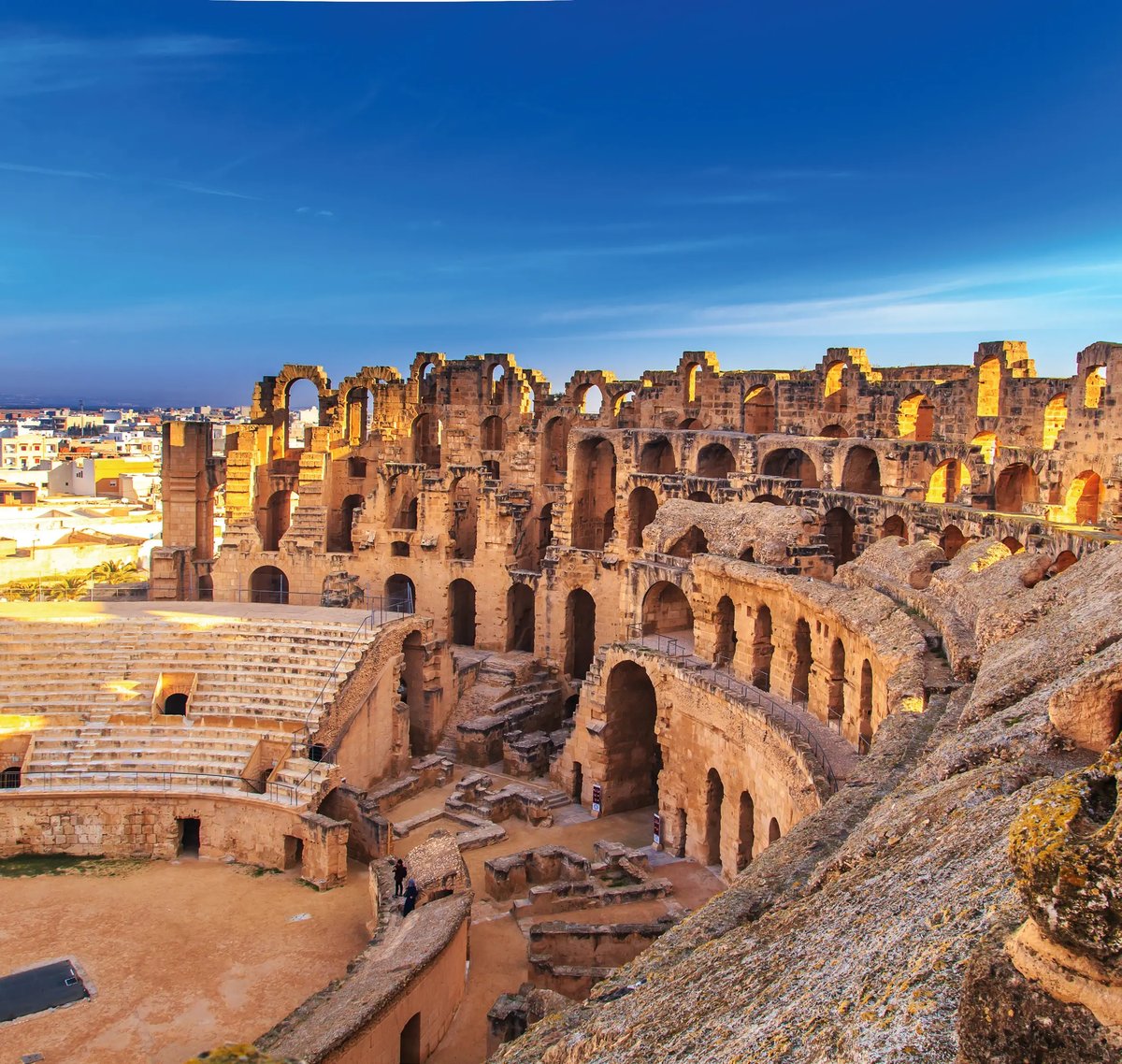 Das beeindruckende römische Amphitheater von El Jem aus der Vogelperspektive.