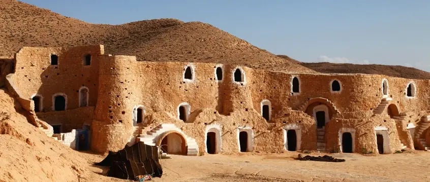 Traditionelle Höhlenwohnungen in Matmata, eingebettet in die karge Wüstenlandschaft.