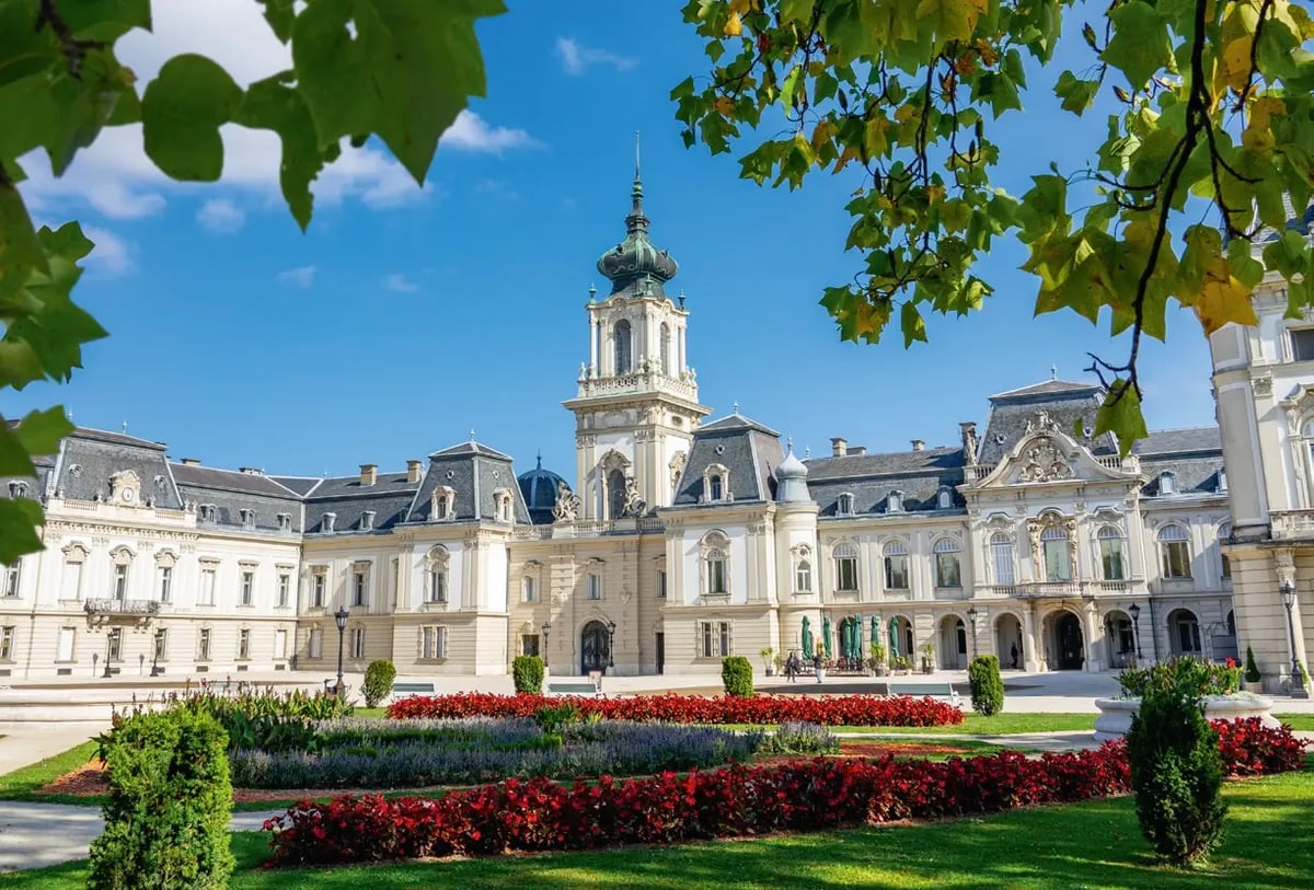 Barockes Festetics-Schloss in Keszthely mit gepflegten Blumenbeeten und Schlossgarten.