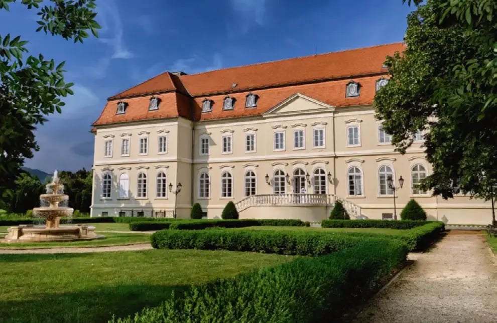 Elegantes Schlosshotel La Contessa mit gepflegtem Garten und Springbrunnen in Ungarn.