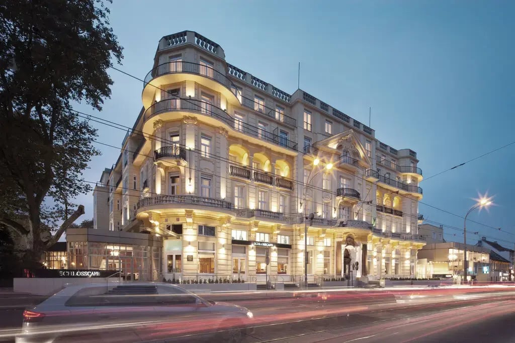 Aussenansicht des Parkhotel Schönbrunn bei Nacht mit beleuchteter Fassade