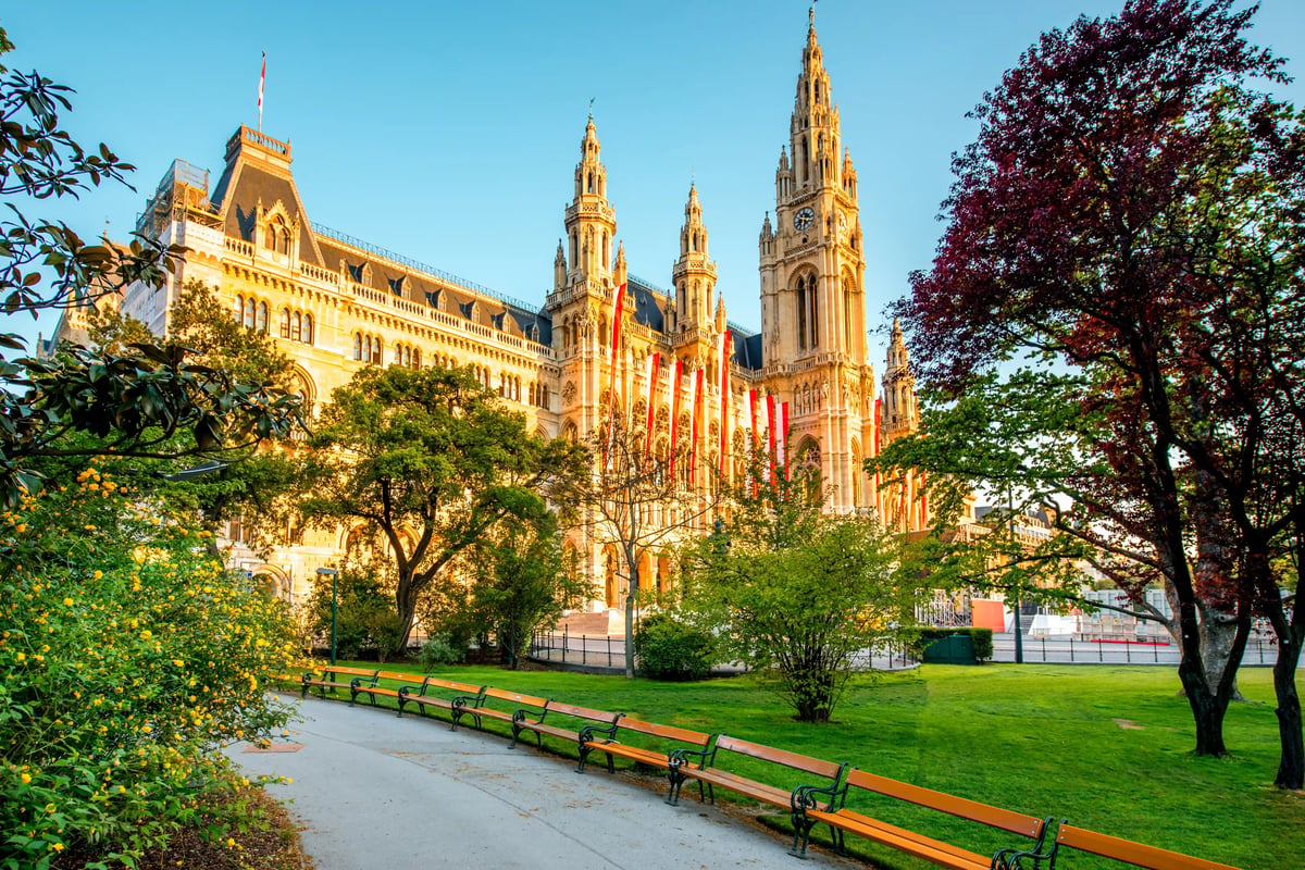 Wiener Rathaus mit neugotischer Fassade, Tuermen und Parkanlage im Vordergrund