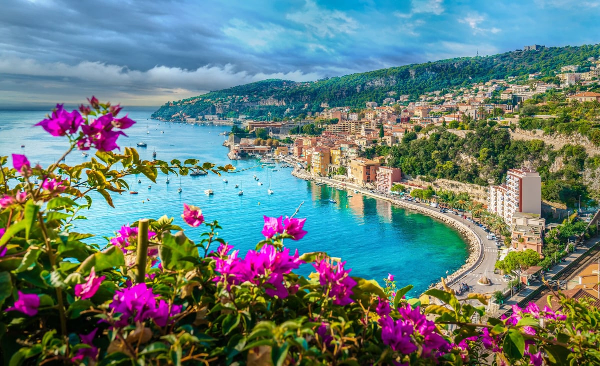 Vue panoramique de Nice avec mer azur, route côtière et zones urbaines denses