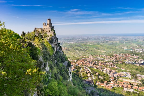 Blick auf die Festung von San Marino auf einem Felsen über einer weitläufigen Landschaft