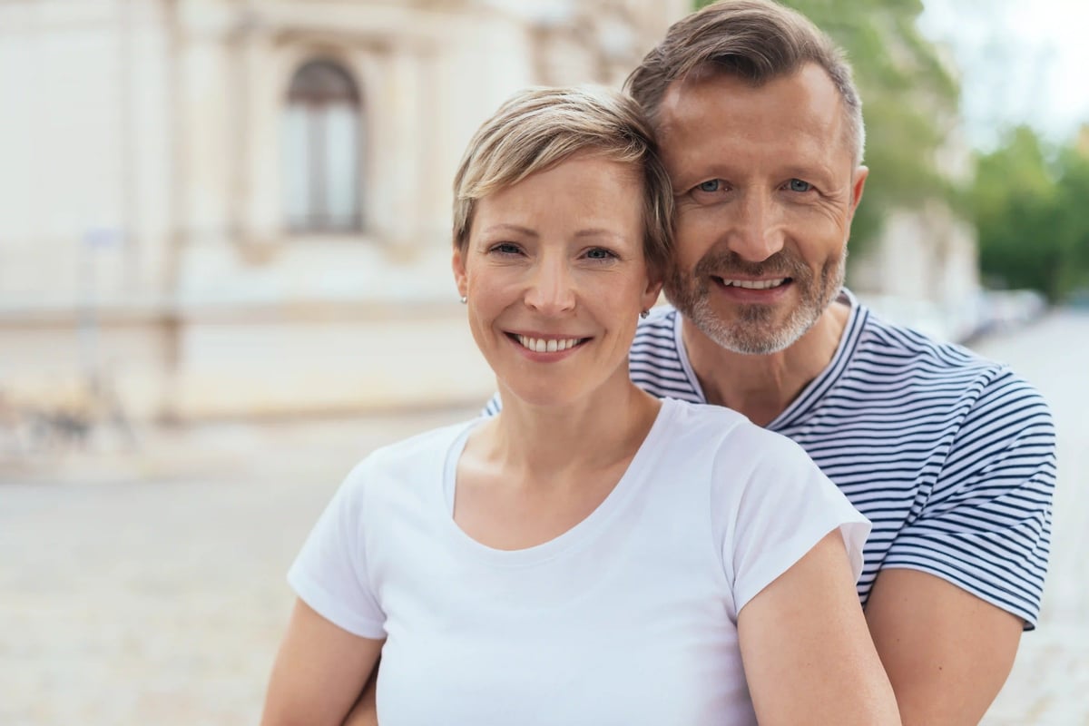 Lächelndes Paar unterwegs auf Städtereise