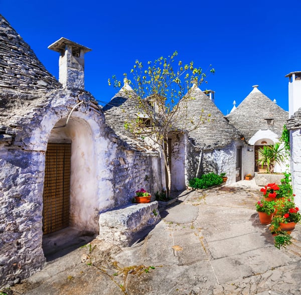 Trulli Häuser in Alberobello mit kegelförmigen Dächern