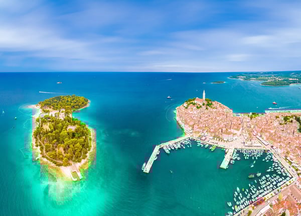 Vue aérienne de la vieille ville de Rovinj avec église sur la presqu’île et mer turquoise