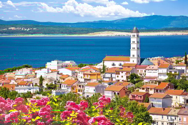 Küstenstadt Crikvenica mit roten Dächern, Kirche und Blick auf das blaue Adriatische Meer bei Sonnenschein
