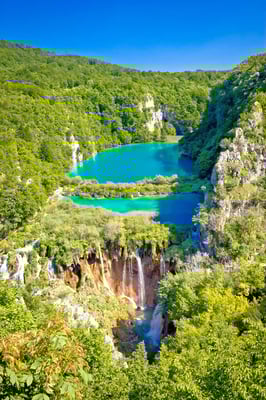 Wasserfälle im Plitvicer Nationalpark stürzen in türkisfarbene Seen, umgeben von grüner Vegetation
