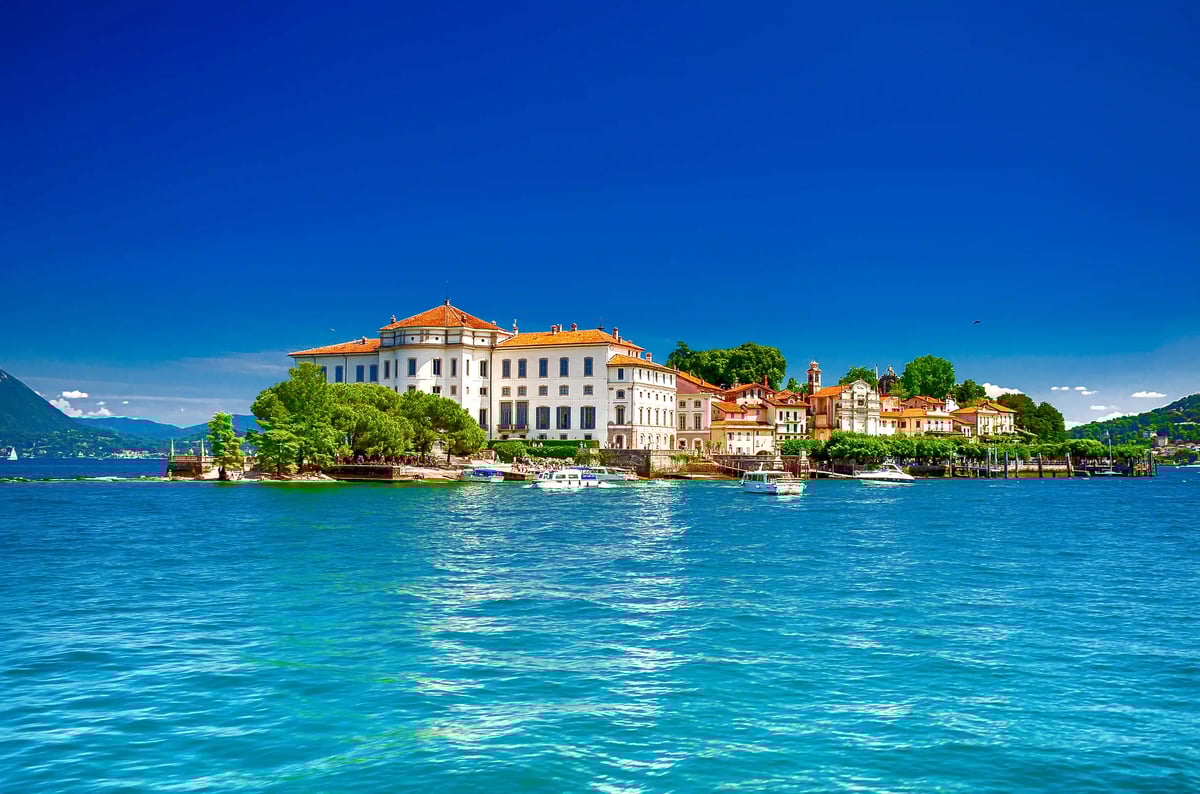 Isola Bella im Lago Maggiore mit Palast und Booten auf dem Wasser