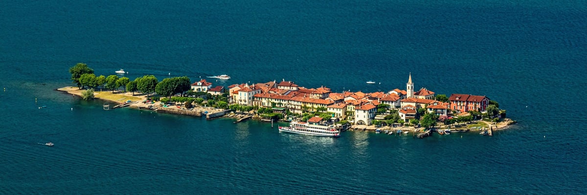 Isola dei Pescatori mit roten Dächern im Lago Maggiore
