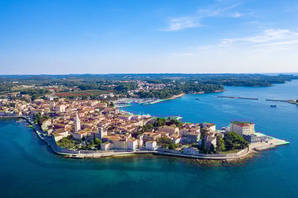Weitläufige Ansicht der Altstadt von Poreč auf einer Halbinsel am Meer