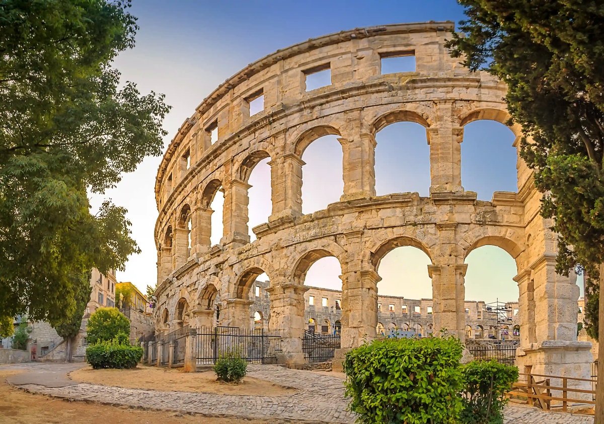Amphithéâtre romain de Pula avec ses arches en pierre bien conservées à la lumière du soir