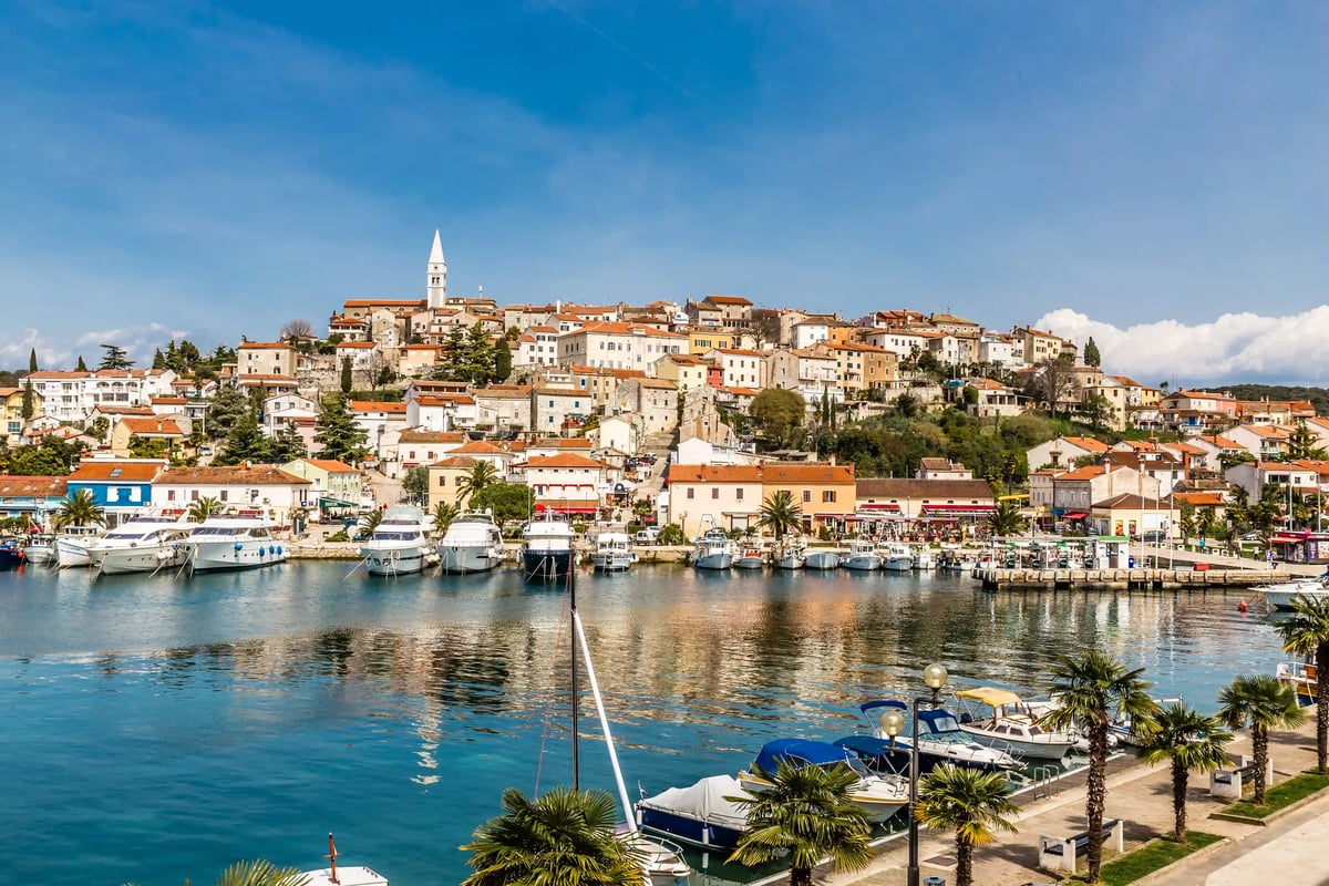Vue pittoresque de Vrsar avec des maisons colorées au port et des bateaux sur l’eau