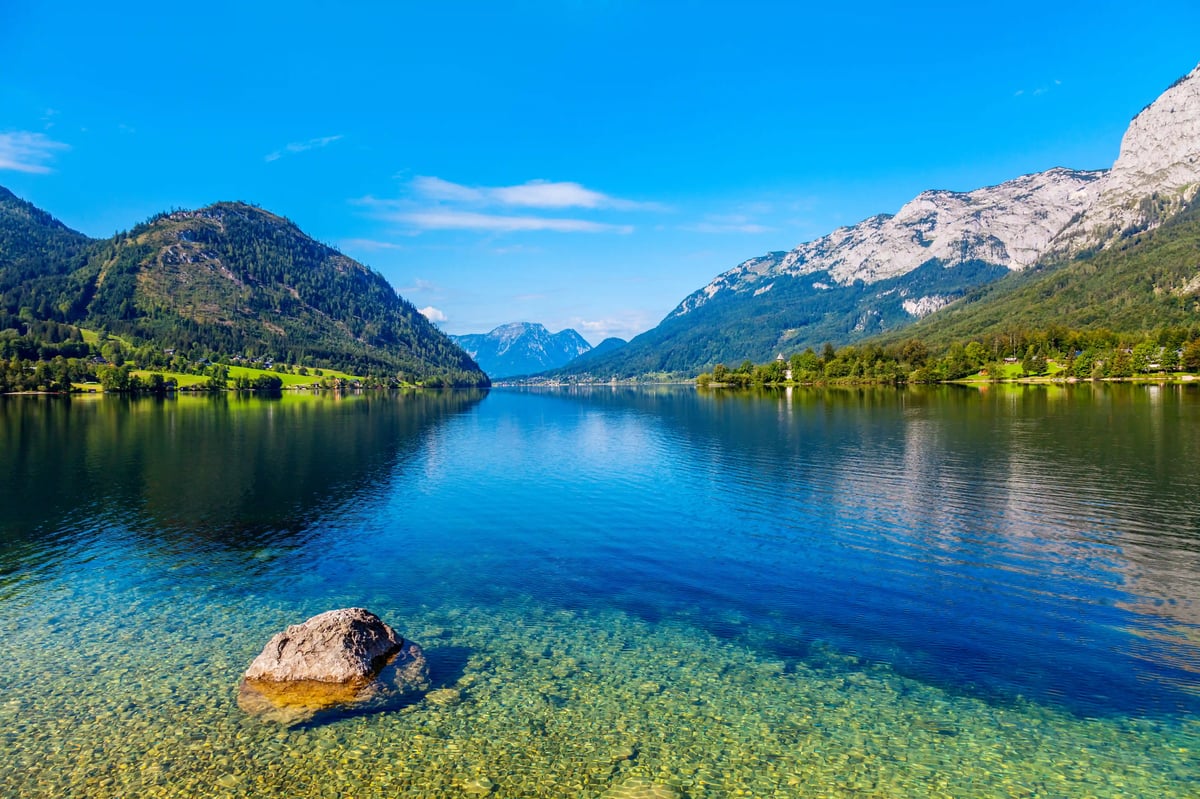 Lac Grundlsee aux eaux claires entouré des Alpes et de rives verdoyantes