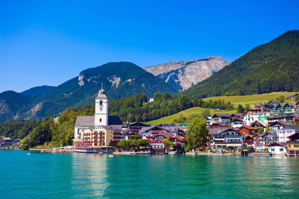 St. Wolfgang au bord du lac Wolfgangsee avec église et montagnes