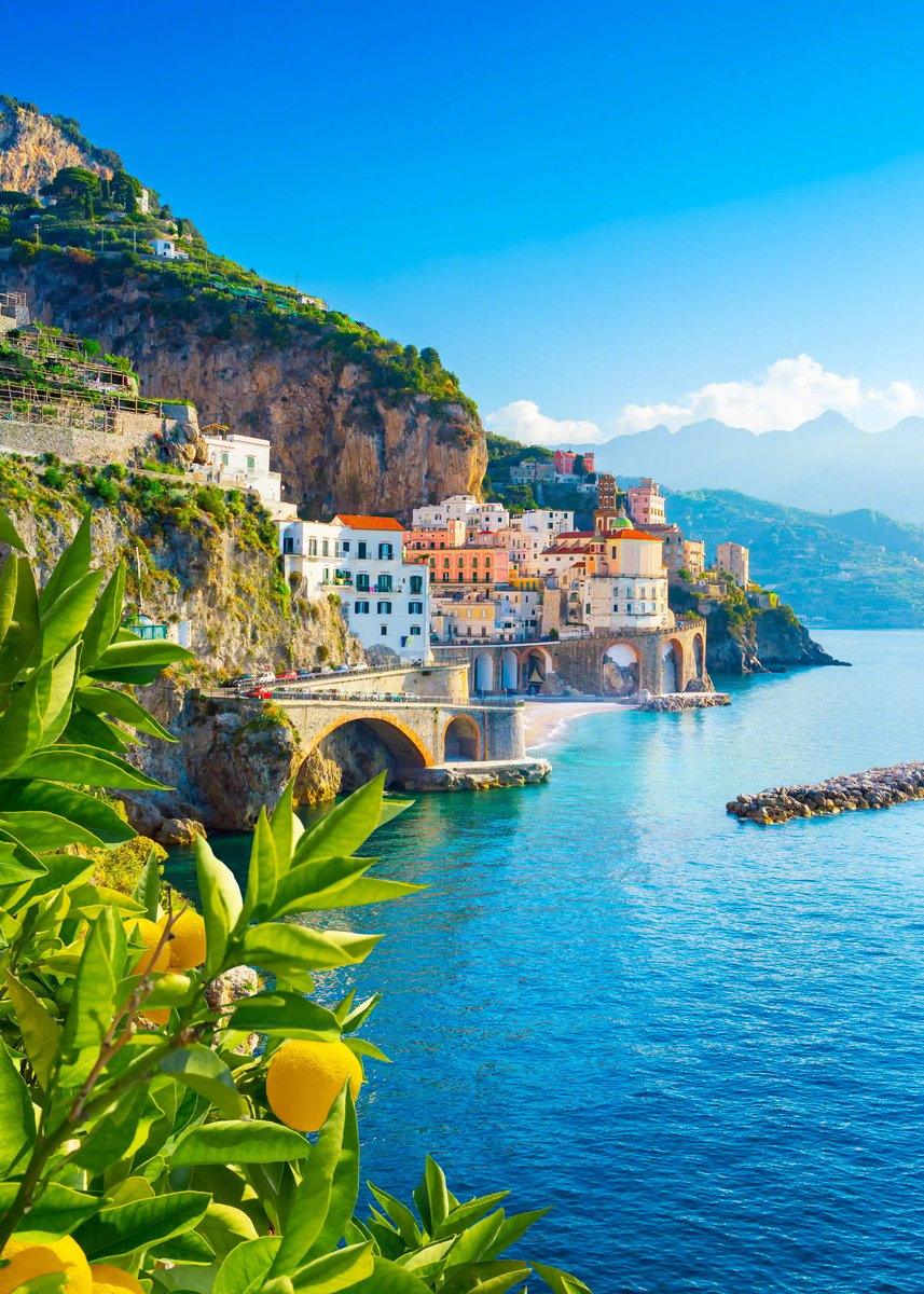 Vue sur la cote amalfitaine avec un citronnier au premier plan et la mer turquoise