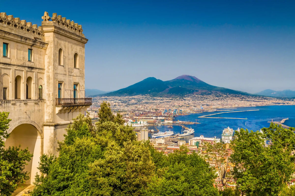 Vue sur Naples avec le port et la ville s étendant jusqu au Vésuve sous un ciel clair