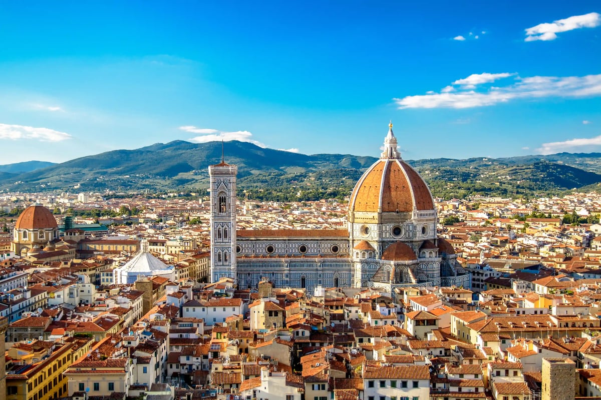 Blick über die Altstadt von Florenz mit der markanten Kuppel des Doms Santa Maria del Fiore und dicht bebauten Häusern