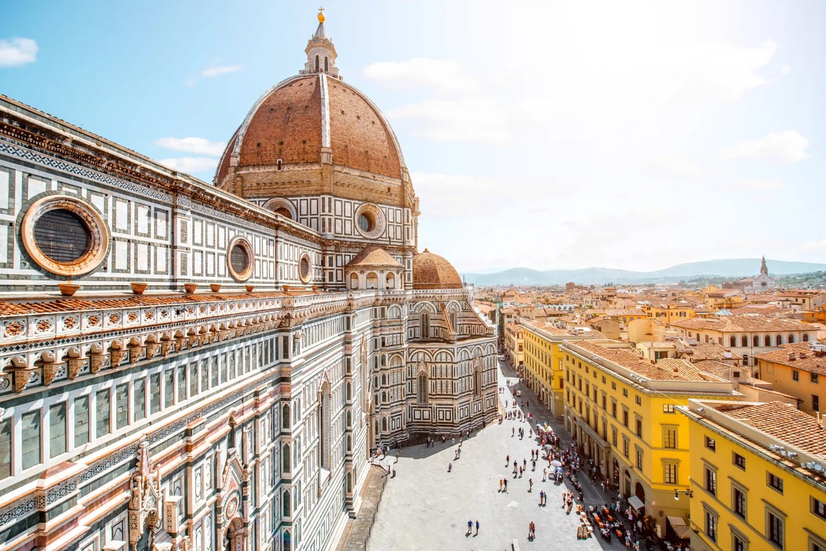 Nahansicht der Kathedrale Santa Maria del Fiore in Florenz mit verzierter Fassade und grosser Kuppel