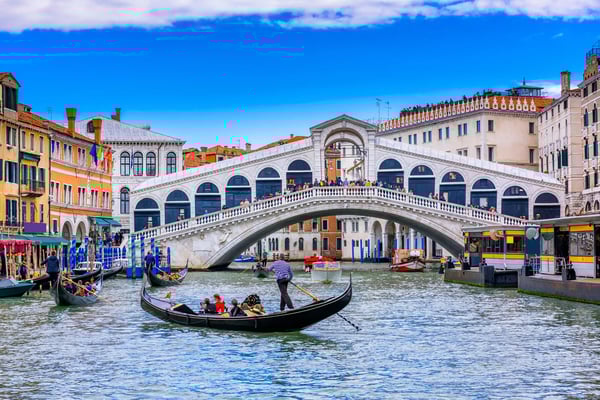 Pont du Rialto à Venise avec des gondoles sur le Grand Canal et de nombreux visiteurs
