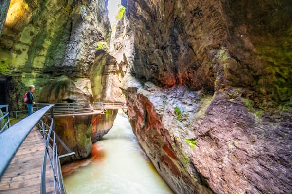 Holzsteg führt durch enge Aareschlucht mit hohen Felswänden und fliessendem Wasser