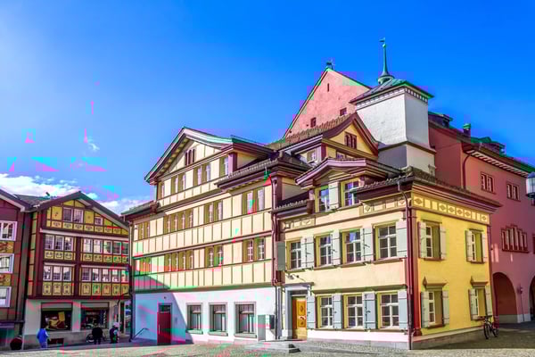 Bunte historische Häuser der Altstadt von Appenzell mit verzierten Fassaden unter blauem Himmel