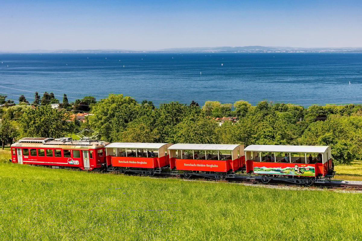 Panoramablick auf die Appenzeller Bahn vor dem Bodensee und sanfter Hügellandschaft