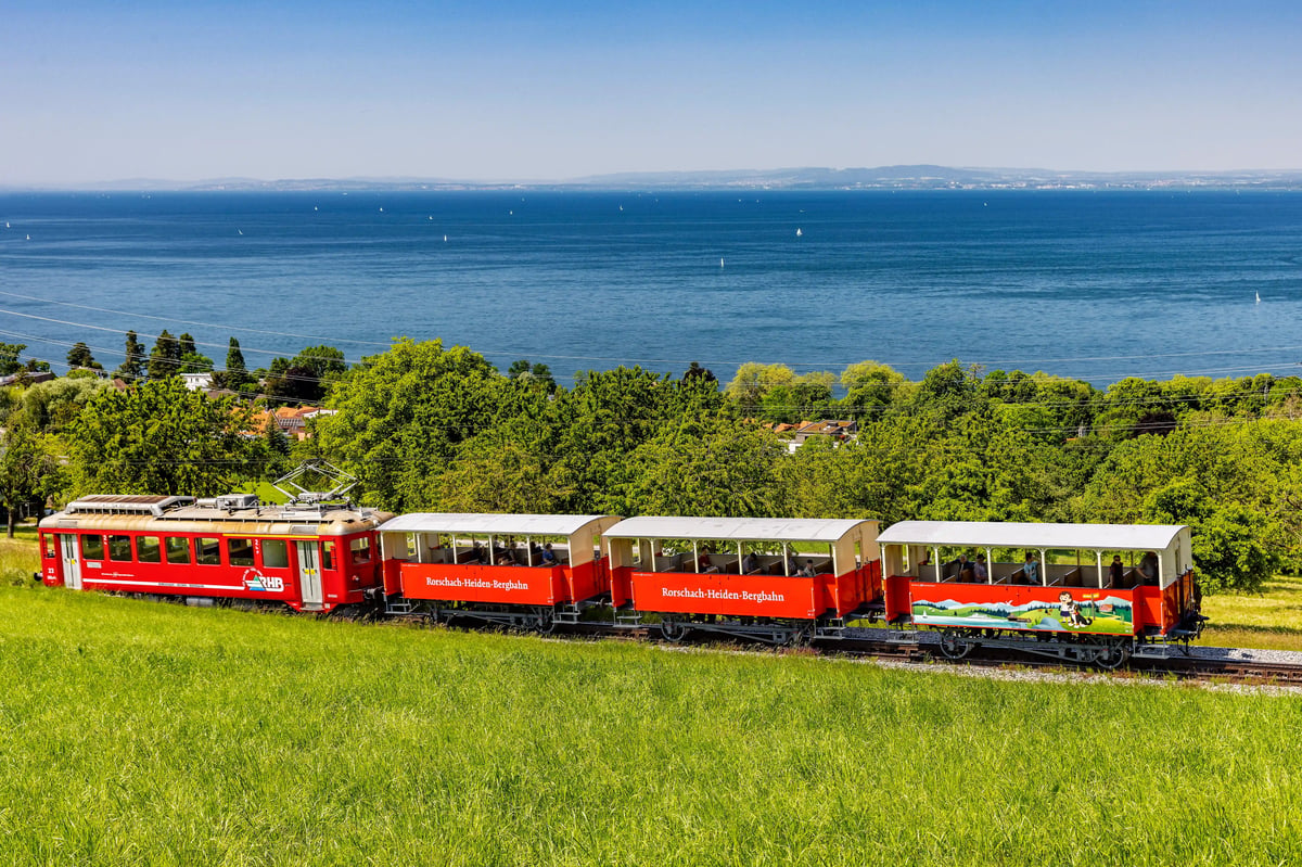 Panoramablick auf die Appenzeller Bahn vor dem Bodensee und sanfter Hügellandschaft