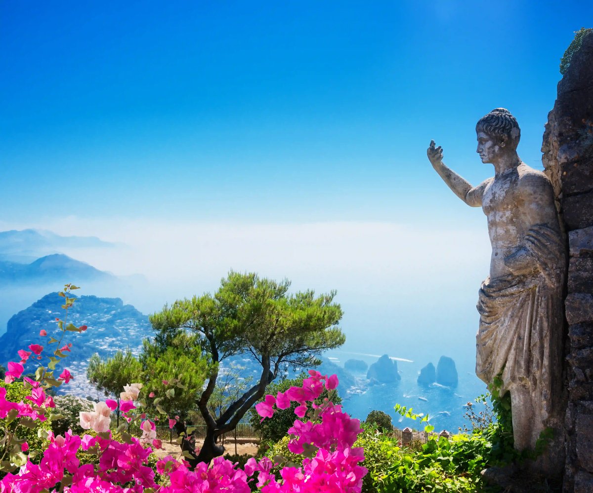 Statue in den Augustus Gärten auf Capri mit Blick auf das Meer